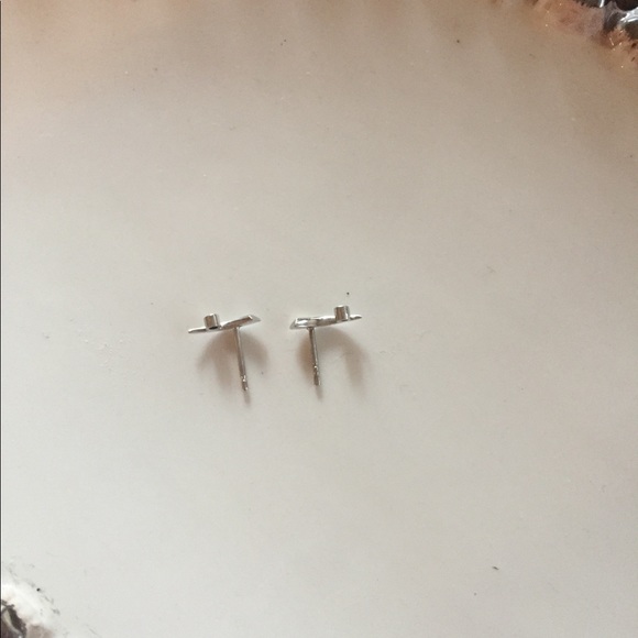 14 k White gold diamond earrings. - Picture 6 of 8